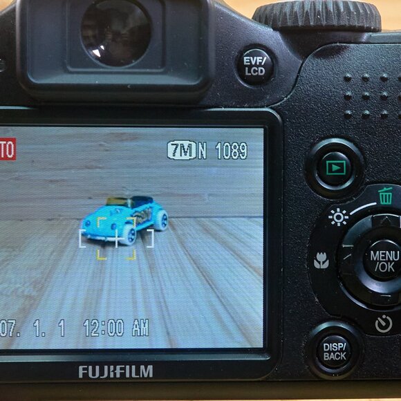 Fujifilm Finepix S700 7.1MP Digital Camera with 10x Optical Zoom - Picture 4 of 7